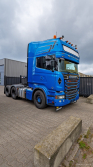 20250330-Tom-Holding-00046 20250330-Tom-Holding-00046